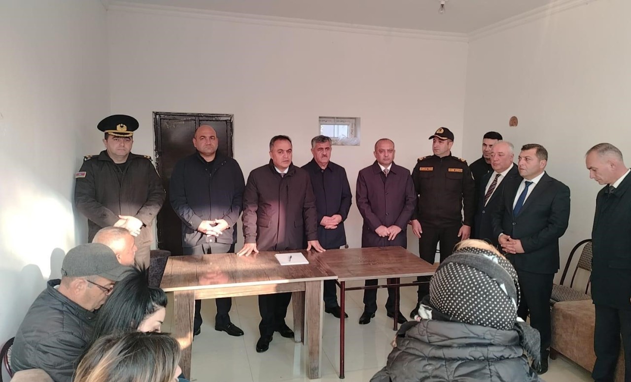 Qəzalı bina ilə bağlı Qərargah operativ işlərini davam etdirir - FOTOLAR